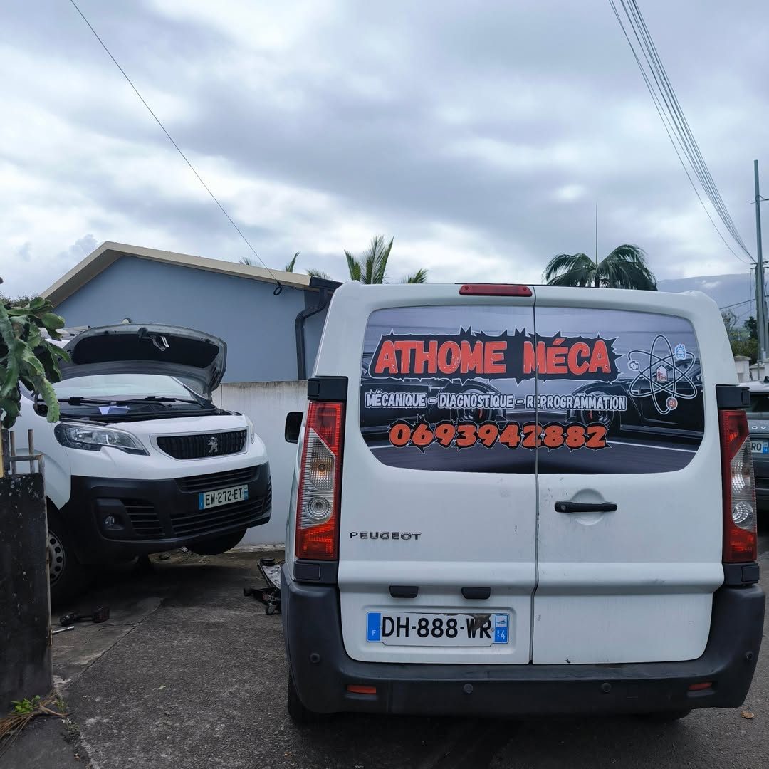 Utilitaires Peugeot devant l'atelier Athome Méca au Tampon, capot ouvert